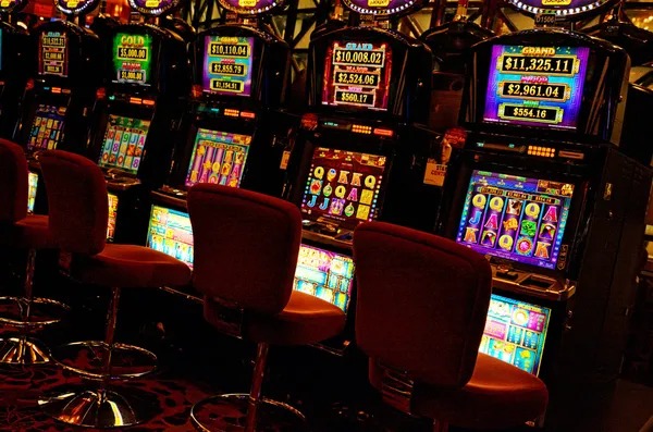 fulltoto asli Android app home screen showing live matches and casino games