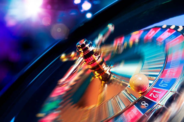 Lightning Roulette wheel with highlighted multiplier numbers on fulltoto asli